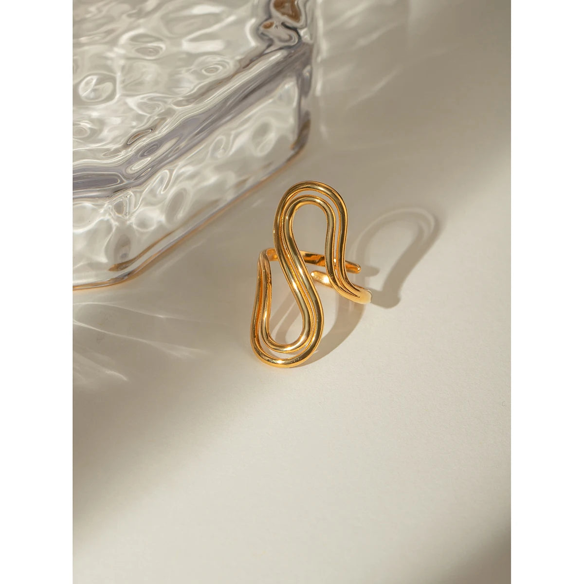 Bague double S – Courbes dorées stylisées