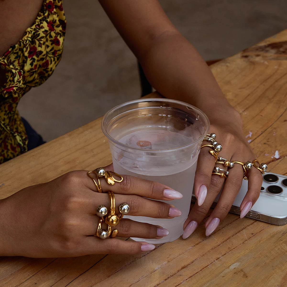 Bague perles & billes dorées – Élégance quotidienne