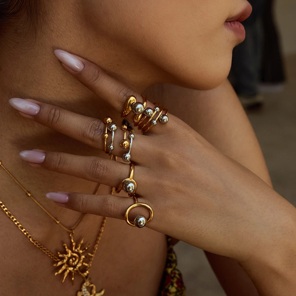 Bague perles & billes dorées – Élégance quotidienne