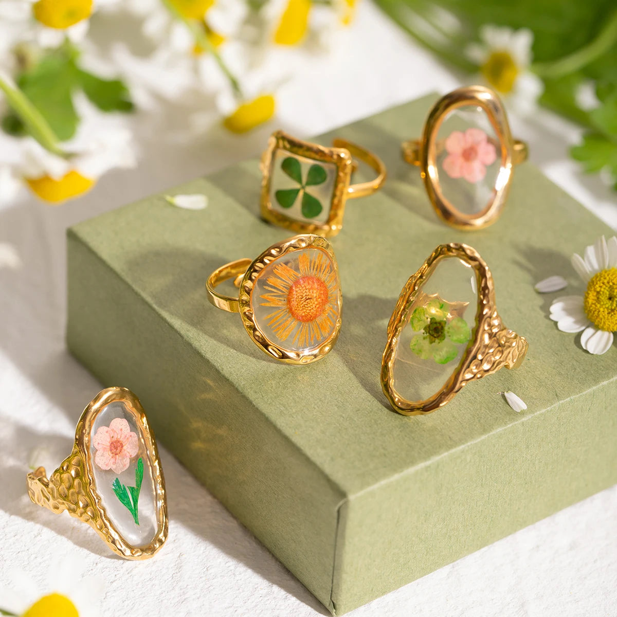 Bague ouverte florale dorée 18k – Élégance minimaliste d’été