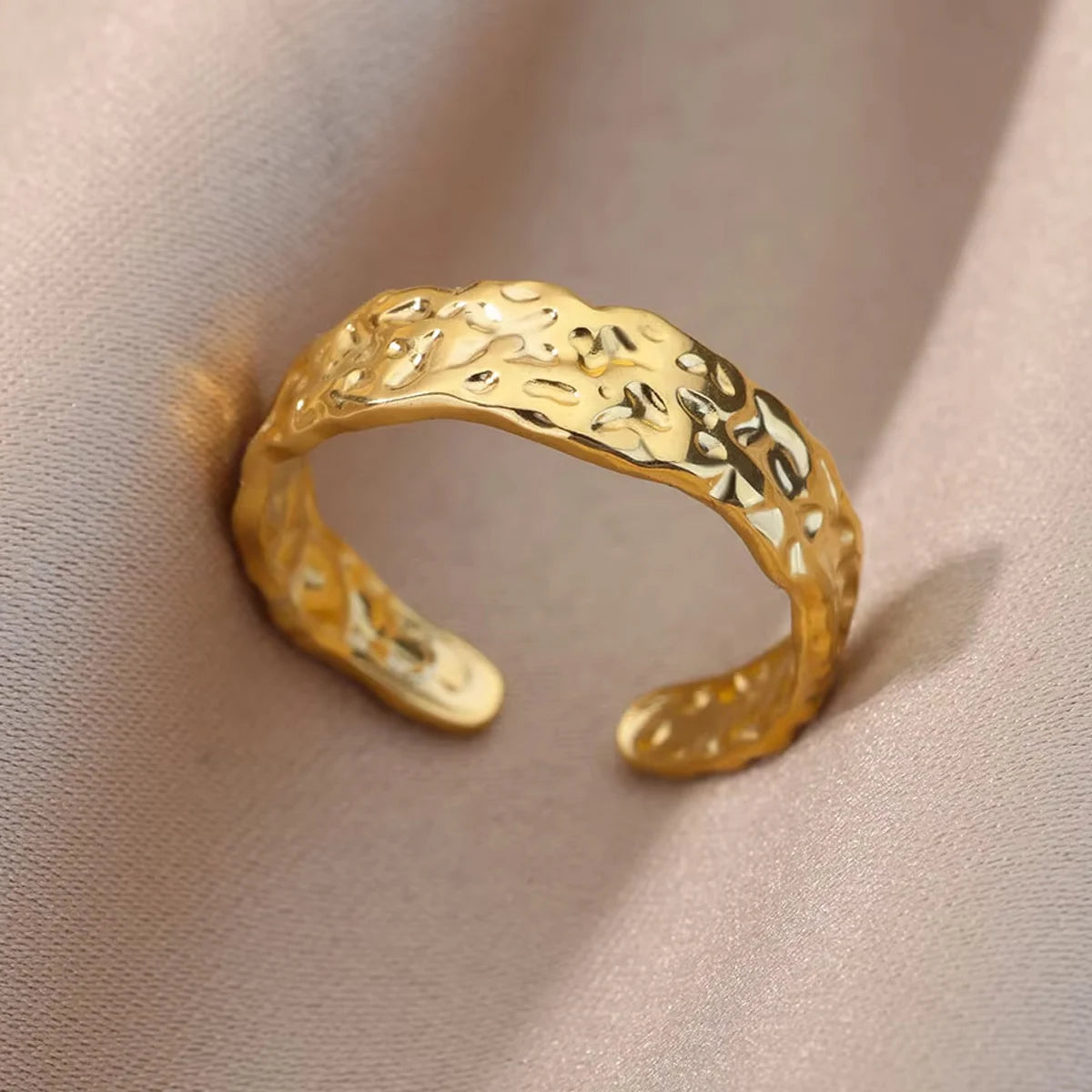 Bague dorée irrégulière