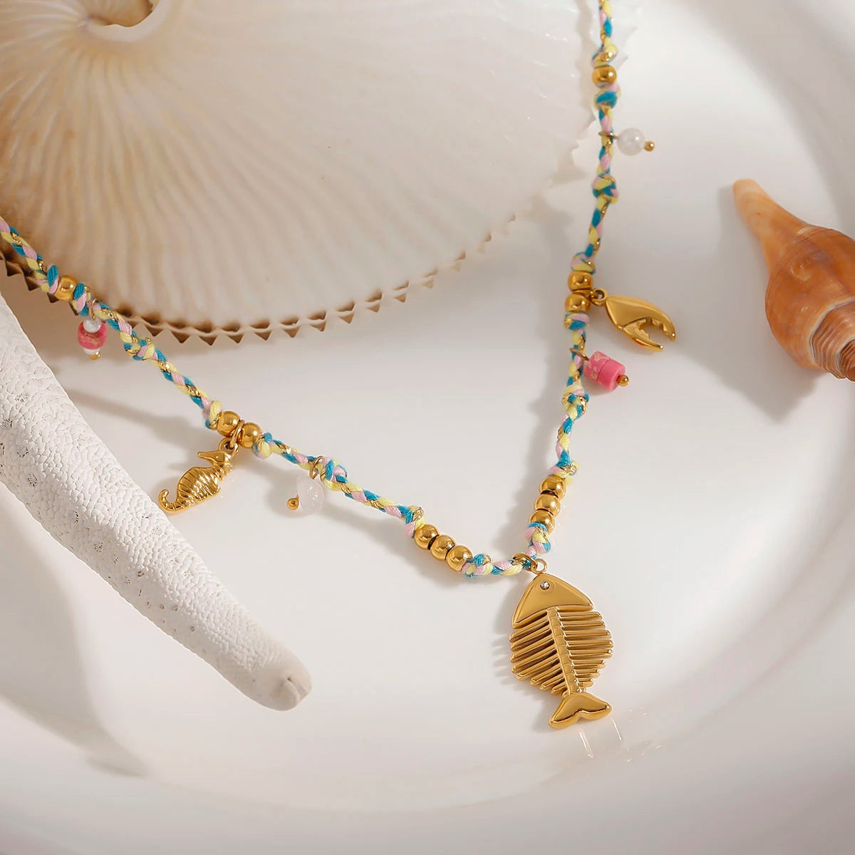 Collier corde & arête de poisson – Look resort moderne