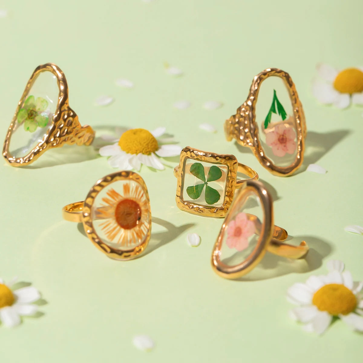 Bague ouverte florale dorée 18k – Élégance minimaliste d’été