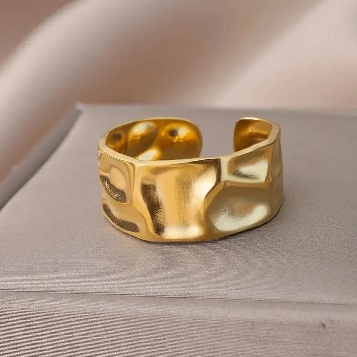 Bague dorée irrégulière