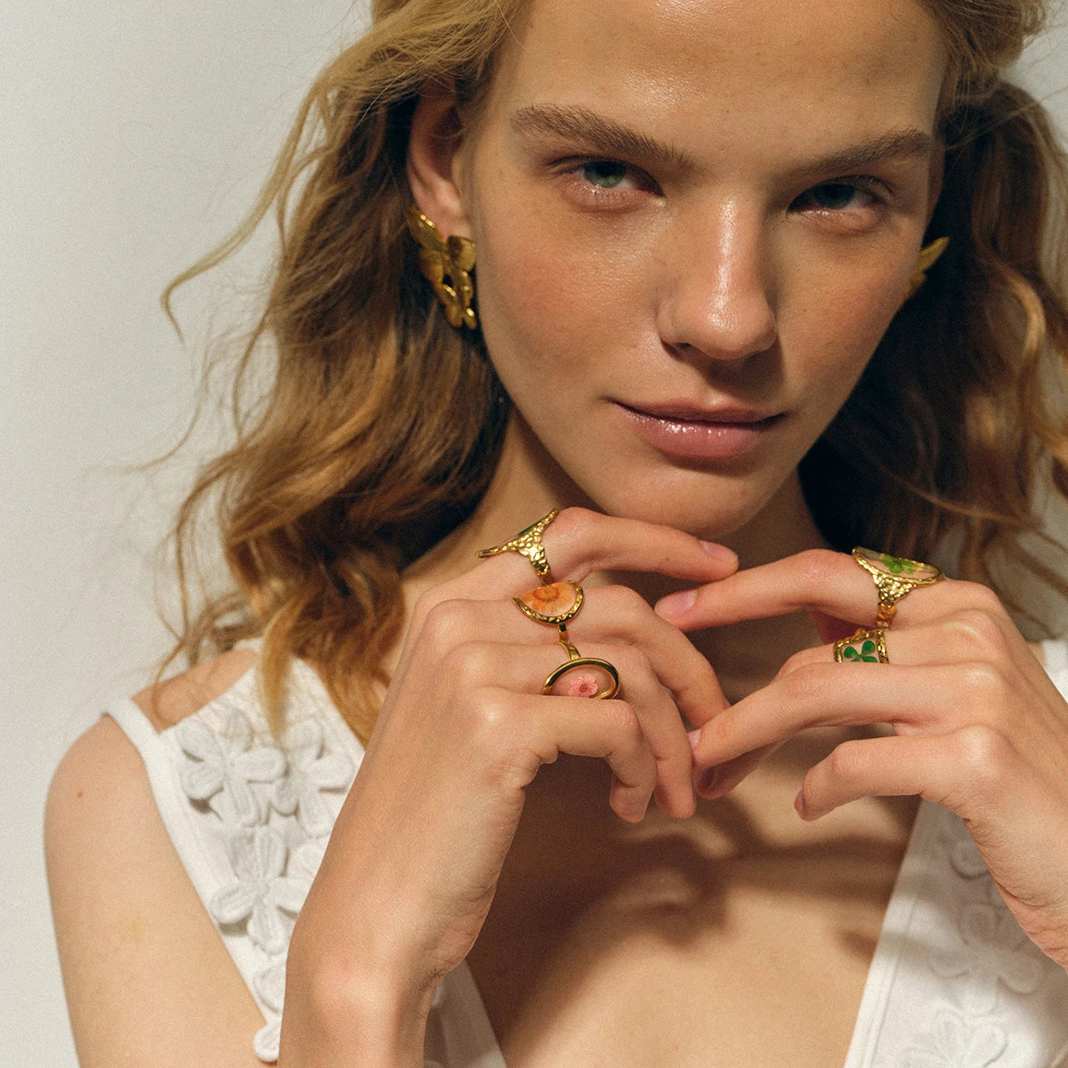 Bague ouverte florale dorée 18k – Élégance minimaliste d’été