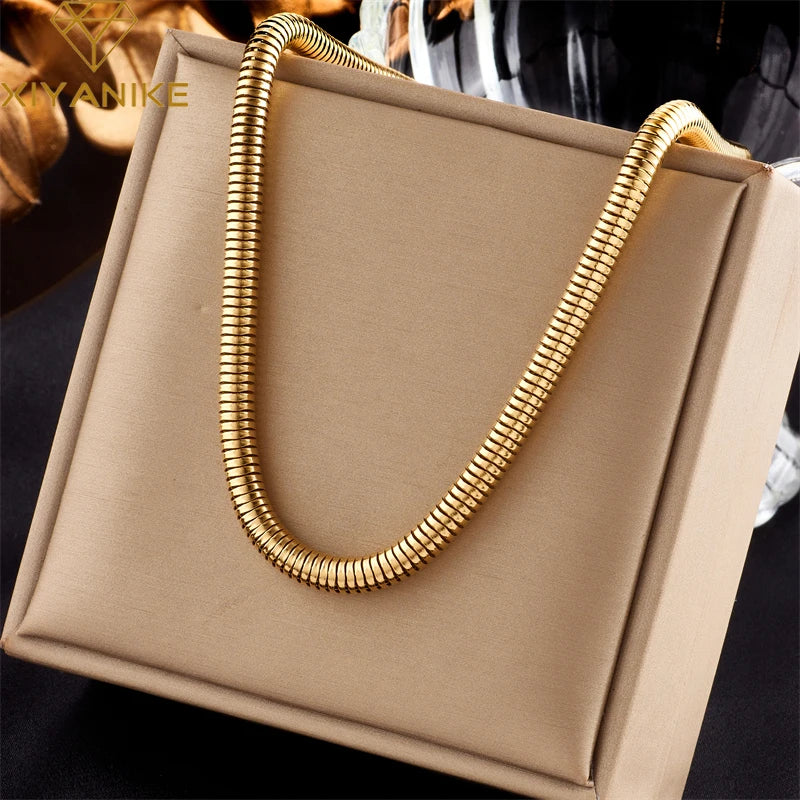 Collier ras-du-cou boule géométrique