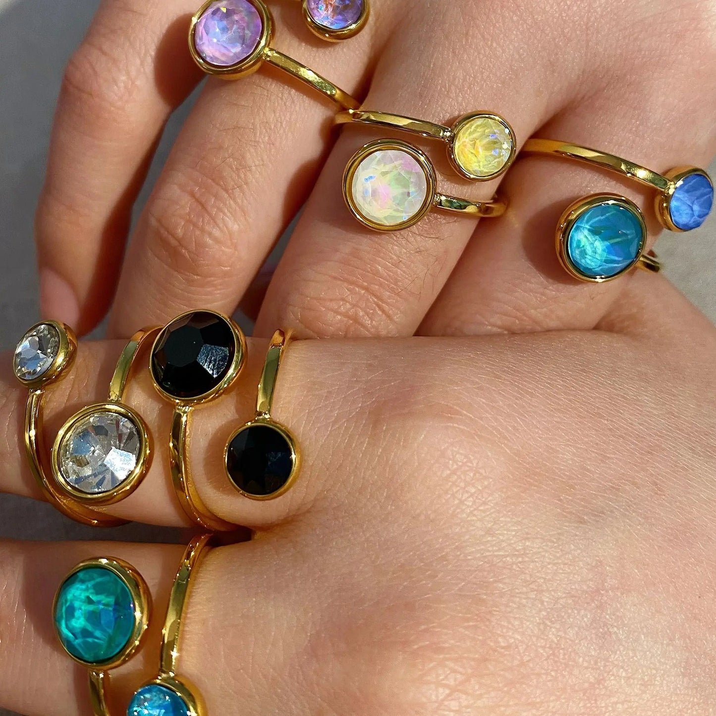 Bague ouverte zircon chic – Élégance dorée au quotidien