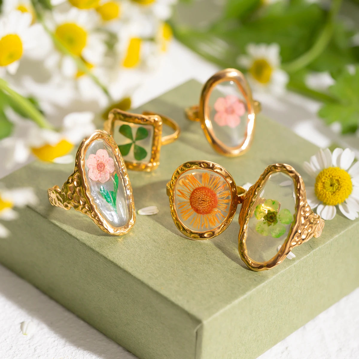 Bague ouverte florale dorée 18k – Élégance minimaliste d’été