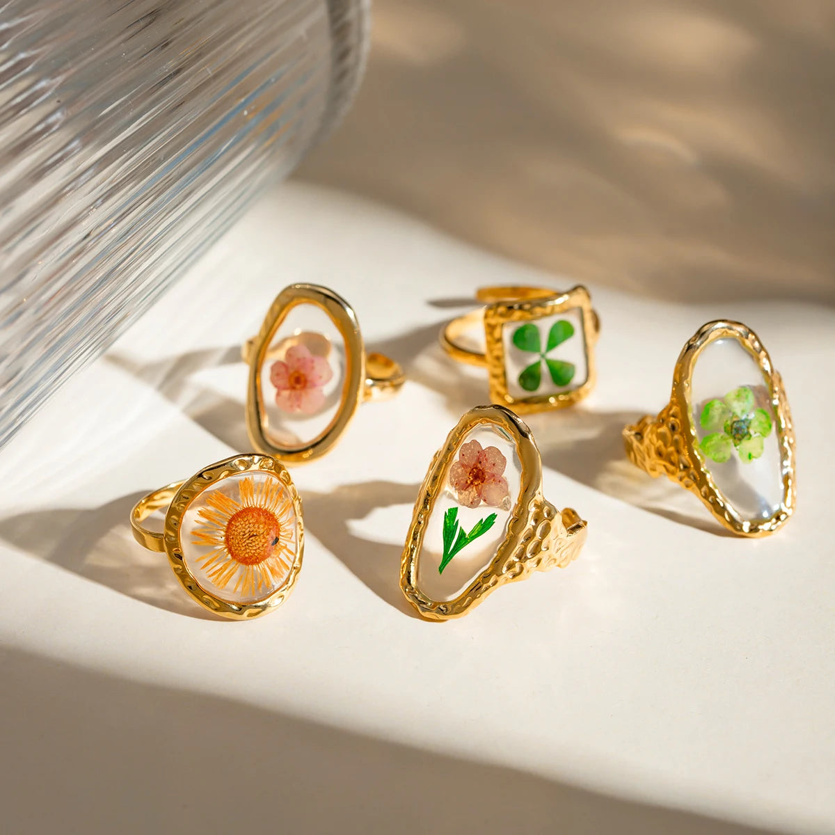 Bague ouverte florale dorée 18k – Élégance minimaliste d’été