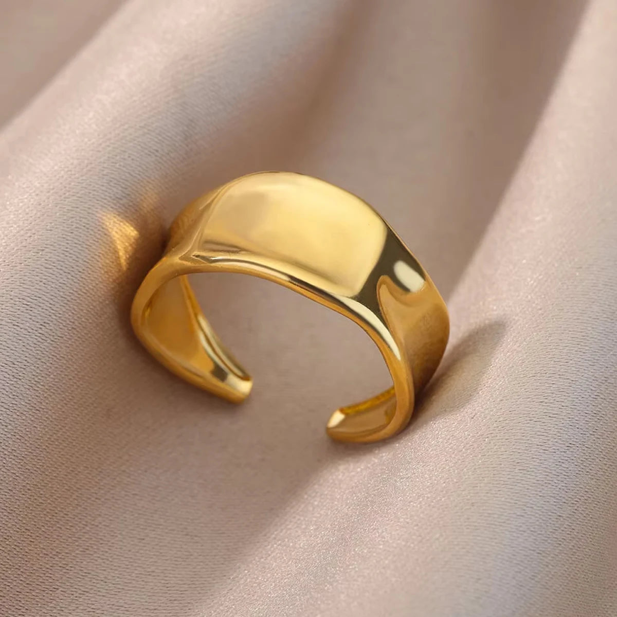 Bague dorée irrégulière