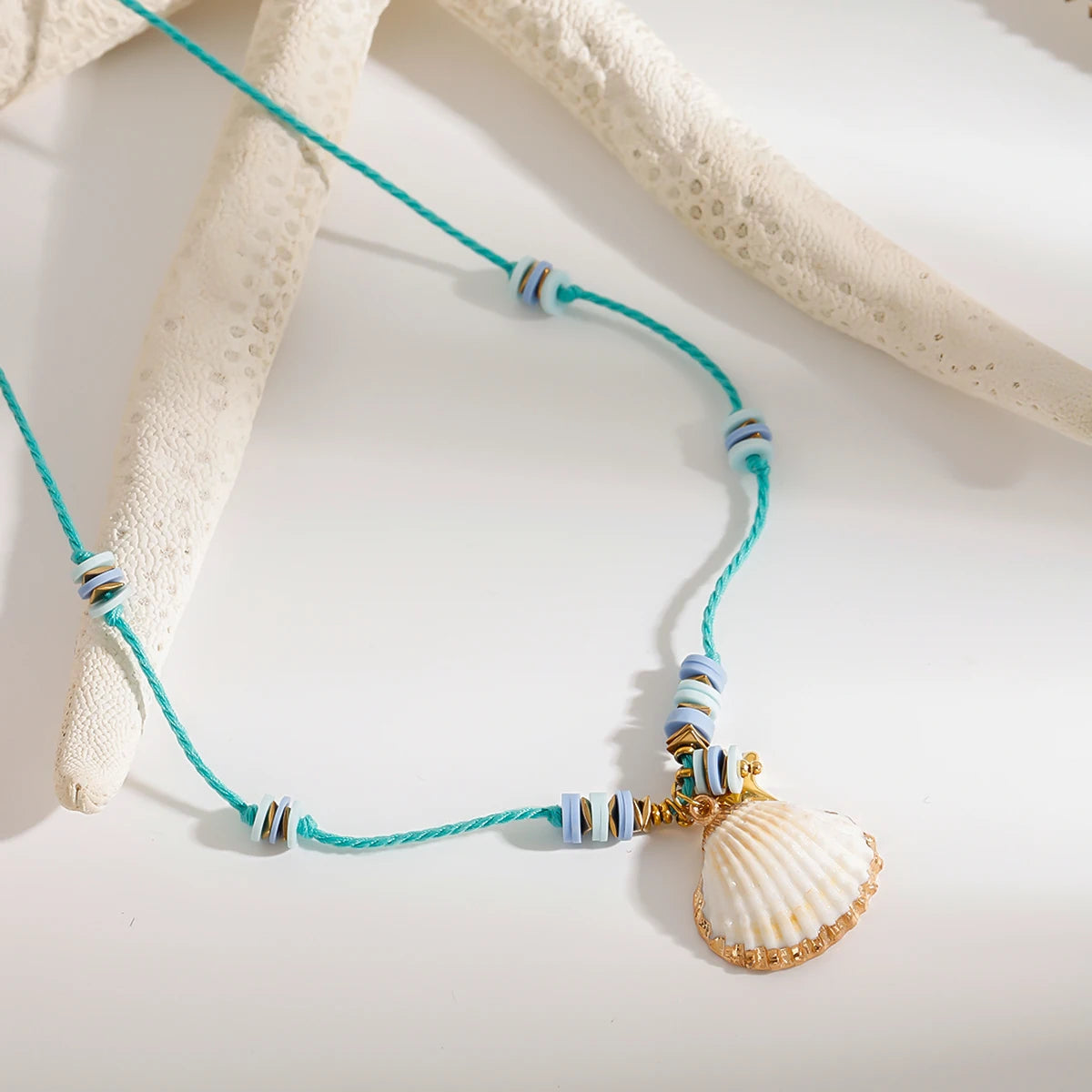 Collier coquillage & étoile – Fils perlés bleu