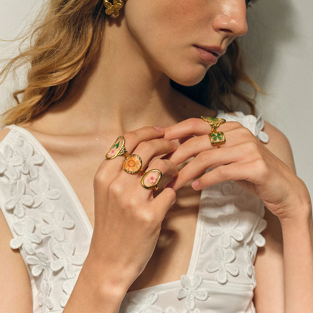 Bague ouverte florale dorée 18k – Élégance minimaliste d’été