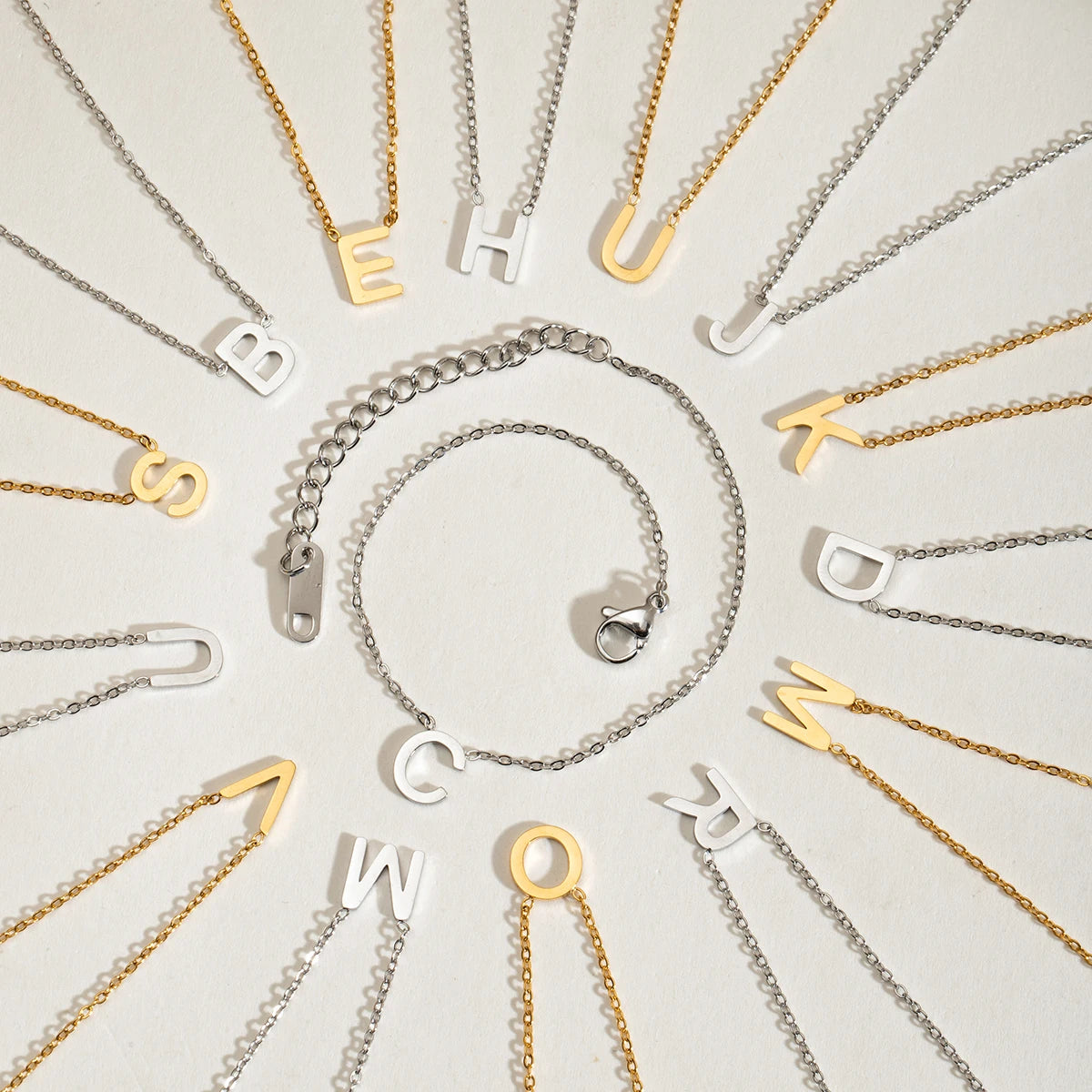 Bracelet chaîne lettre initiale – Bijou à personnaliser