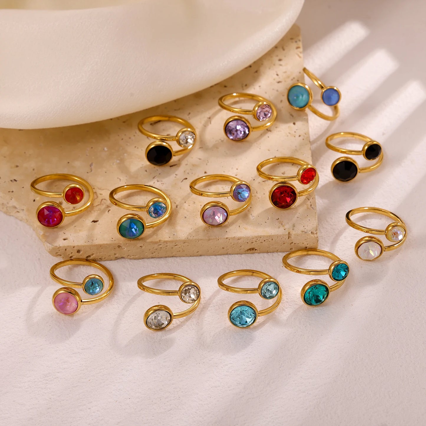 Bague ouverte zircon chic – Élégance dorée au quotidien