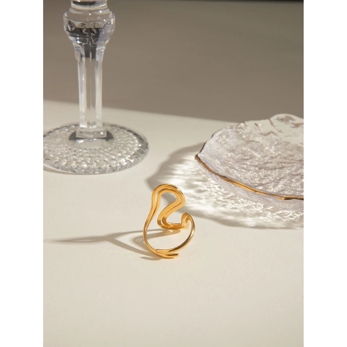Bague double S – Courbes dorées stylisées