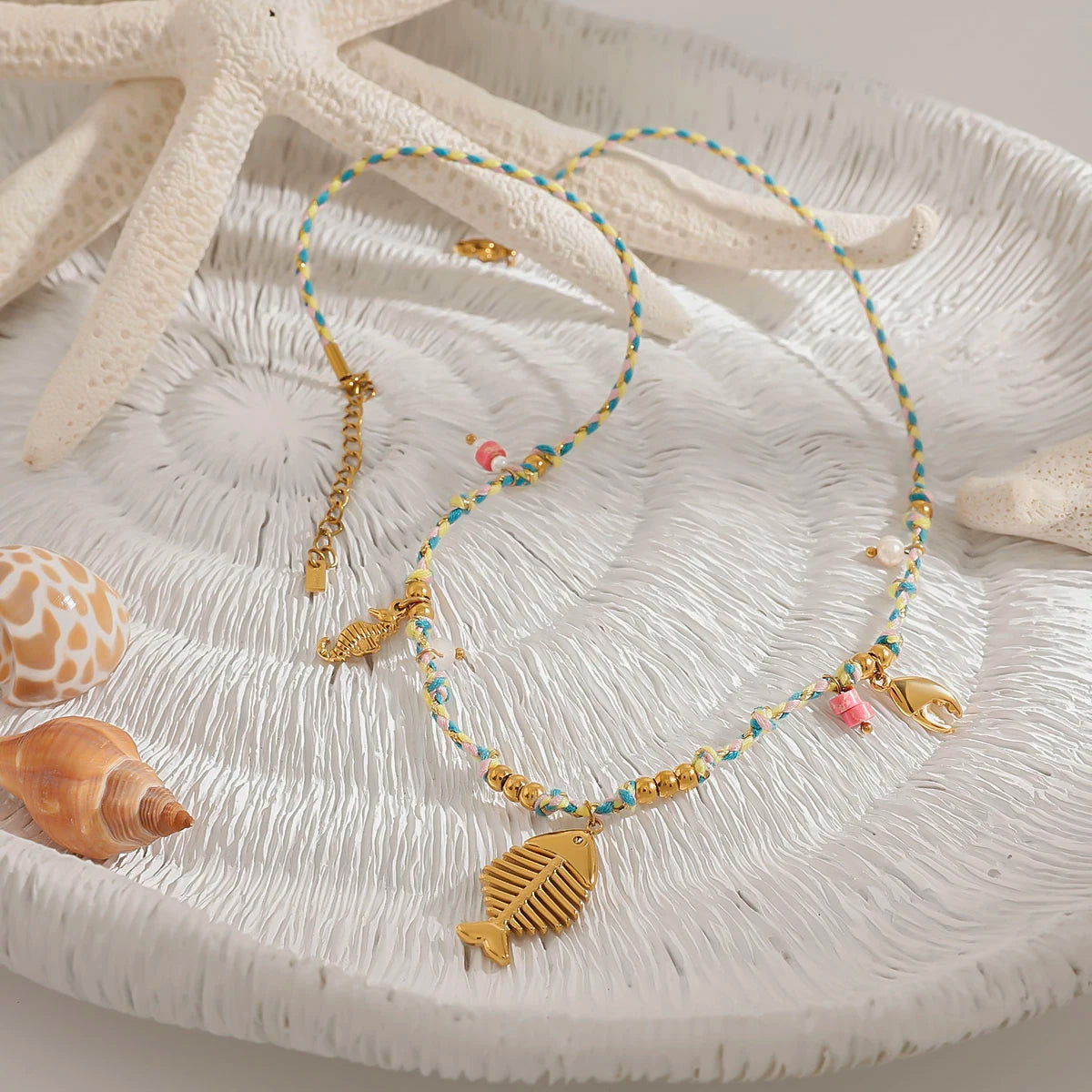 Collier corde & arête de poisson – Look resort moderne