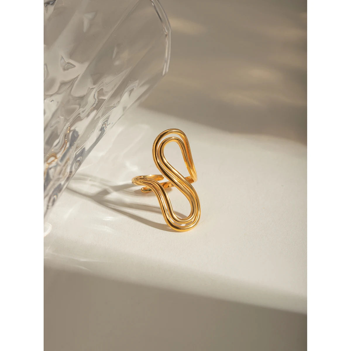 Bague double S – Courbes dorées stylisées