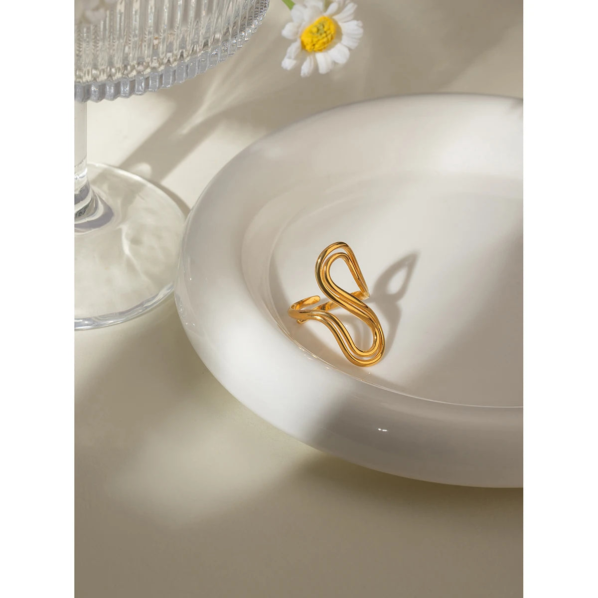 Bague double S – Courbes dorées stylisées