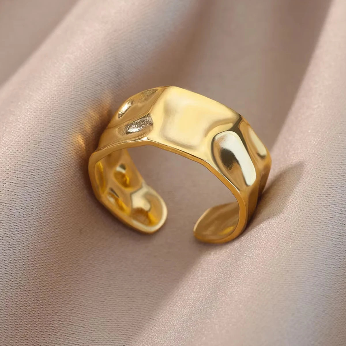 Bague dorée irrégulière