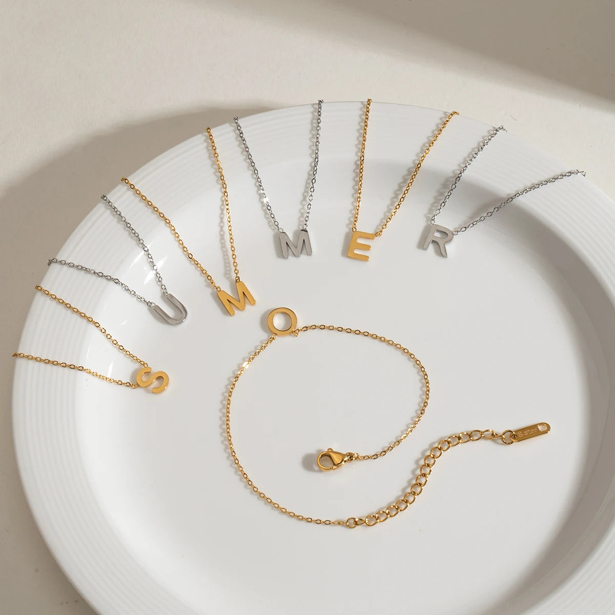 Bracelet chaîne lettre initiale – Bijou à personnaliser