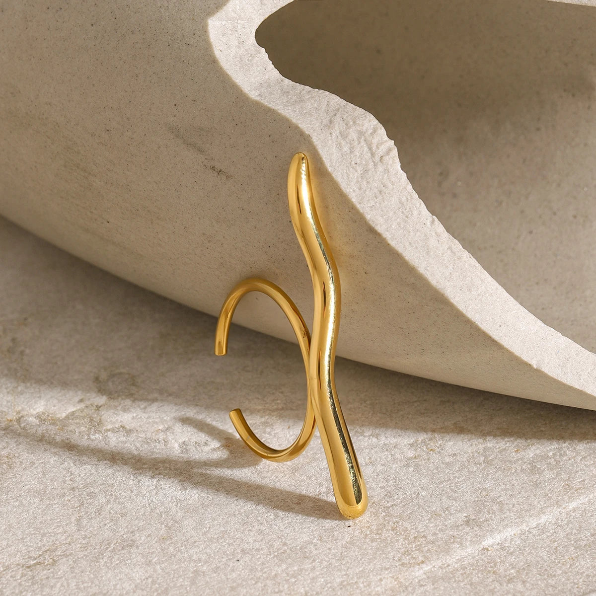 Bague minimaliste multi-formes dorée – Look moderne & lumineux