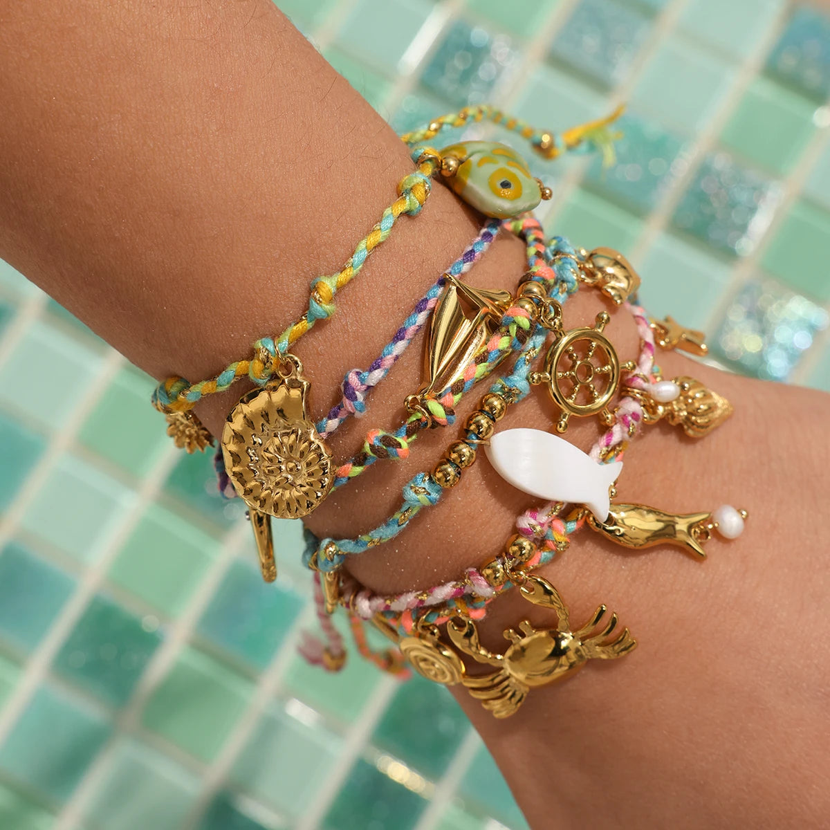 Bracelet pendentif doré & multicolore – Douceur marine