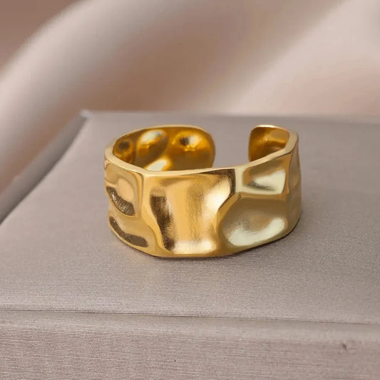 Bague dorée irrégulière