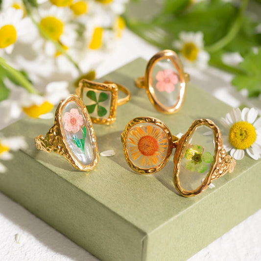 Bague ouverte florale dorée 18k – Élégance minimaliste d’été