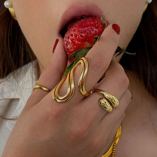 Bague double S – Courbes dorées stylisées