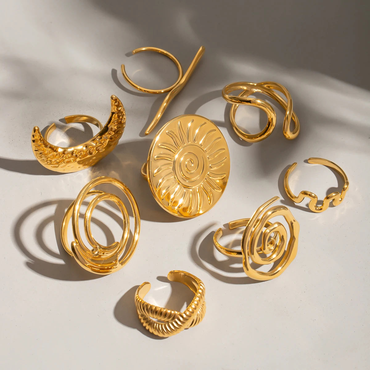 Bague minimaliste multi-formes dorée – Look moderne & lumineux