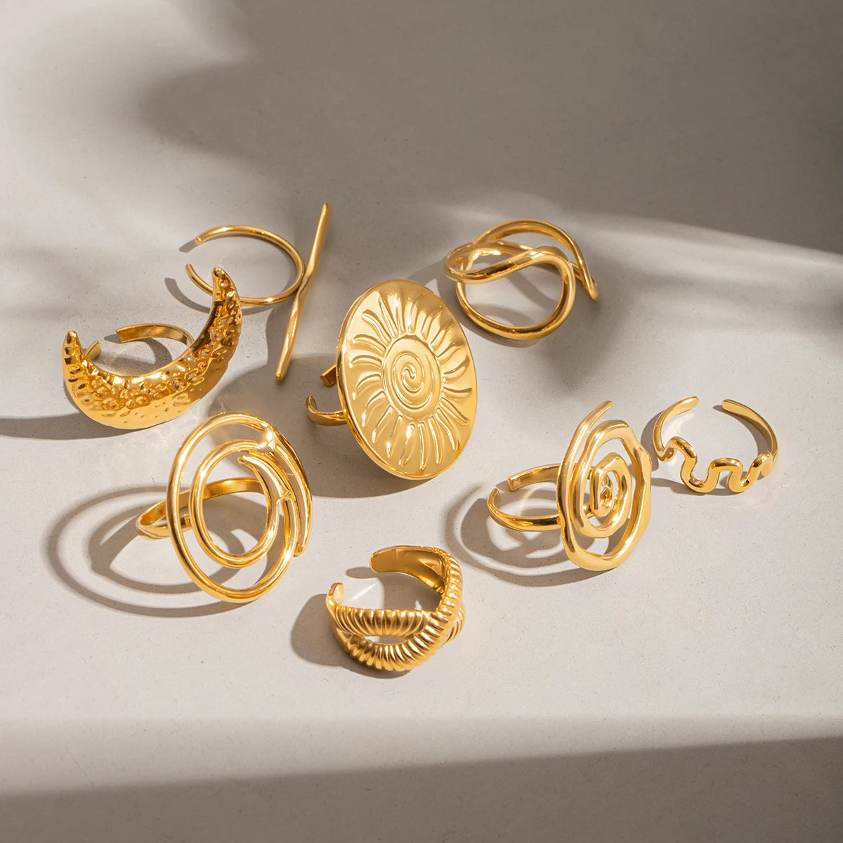 Bague minimaliste multi-formes dorée – Look moderne & lumineux