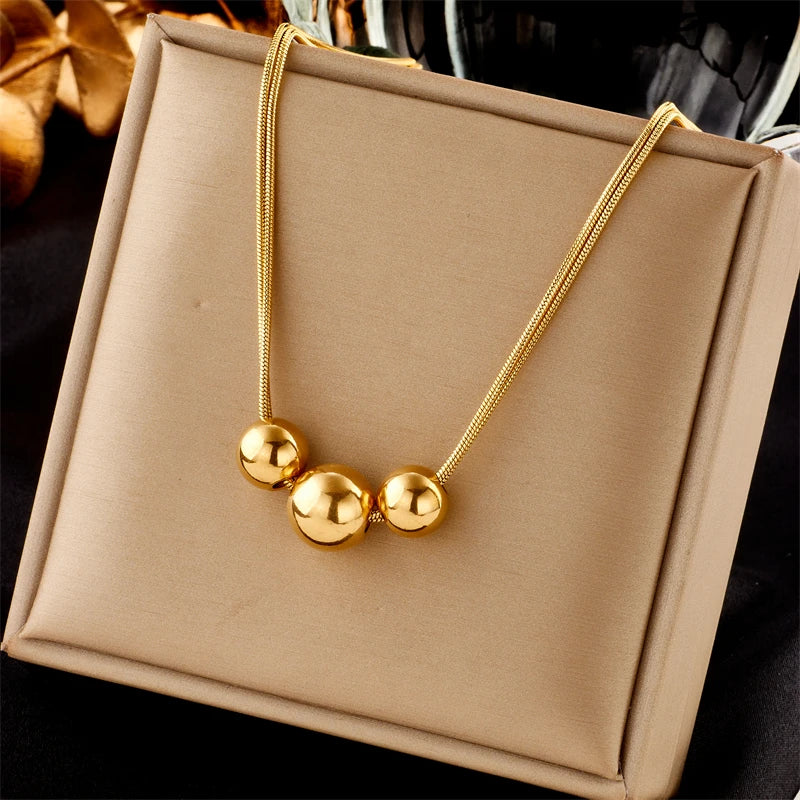 Collier ras-du-cou boule géométrique